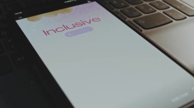 Beyaz arka planda suluboya fırça darbeleriyle özel eğitim yazıları. Akıllı telefon ekranında grafiksel sunum. Erkek el neşeyle kanat çırpıyor..