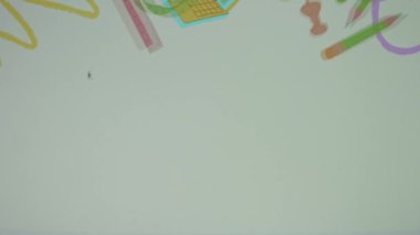 Arka planda renkli okul malzemeleriyle eğitim teknolojisi yazıları var. Tüm elementler tek tek görünür. Eğitim konsepti. Bulanık.