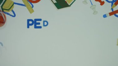 Arka planda okul malzemeleriyle pedagoji yazıları var. Eğitim konsepti. Bulanık.