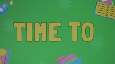 Okul malzemeleriyle renk arkaplanı değiştirme üzerine STEM eğitim yazısının zamanı geldi. Eğitim konsepti. Bulanık.