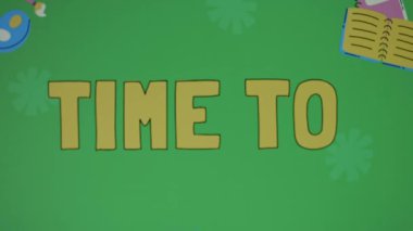 Arkaplanda renk değiştiren dijital okuma yazma zamanı. Daktilo ya da dijital medya platformlarını kullanarak bilgiyi bulma, değerlendirme ve iletişim kurma yeteneği. Eğitim konsepti. Bulanık