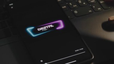 Cep telefonu ekranında dinamik neon çerçeveli dijital yazıtlar. Dalgalar etki ediyor. Erkek el parmaklarıyla neşeyle çırpınıyor. Eğlence konsepti.