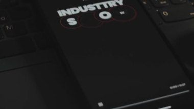 Film endüstrisine adanmış bir etkinlik tarihi. Akıllı telefon ekranında grafiksel sunum. Erkek el neşeyle parmaklarını çırpıyor. Eğlence konsepti.