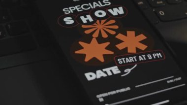 Özel komedi programları. Komedi programlarına özel bir etkinlik tarihi. Akıllı telefon ekranında grafiksel sunum. Erkek el neşeyle parmaklarını çırpıyor. Eğlence konsepti.