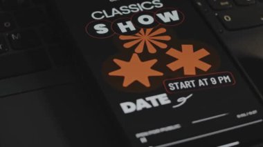 Sinema klasikleri. Film klasiklerine adanmış olay tarihi. Akıllı telefon ekranında grafiksel sunum. Erkek el neşeyle parmaklarını çırpıyor. Eğlence konsepti.