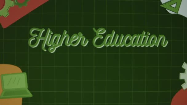 Hochschulinschrift Auf Grünem Kreidetafelgrund Illustrationen Von Zahnrädern Computer Und Schraubendreher — Stockvideo