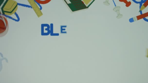 Blended Learning Inschrift Auf Dem Hintergrund Mit Gezeichneten Schulmaterialien Online — Stockvideo