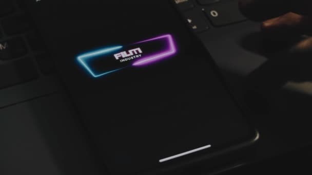 Napis Przemysł Filmowy Ekranie Smartfona Neonowa Ramka Męska Ręka Trzepocząca — Wideo stockowe