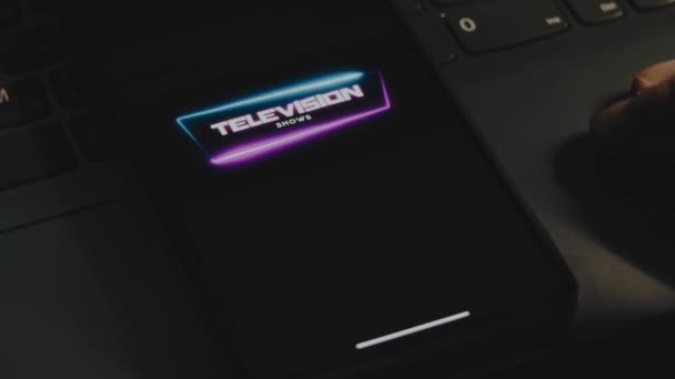 Inscriptie Televisie Shows Smartphone Scherm Neon Frame Mannelijke Hand Flapperend — Stockvideo