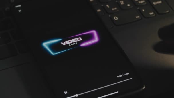 Napis Gier Wideo Dynamiczną Ramą Neonową Ekranie Telefonu Komórkowego Efekt — Wideo stockowe