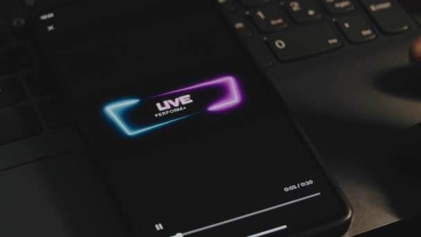 Live Performance Nápis Dynamickým Neonovým Rámem Obrazovce Mobilního Telefonu Účinek — Stock video