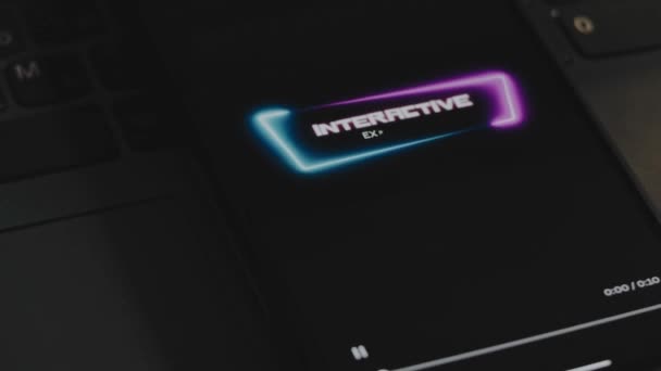 Interaktive Opplevelser Inskripsjon Med Dynamisk Blå Rosa Neonramme Mobiltelefonskjermen Bølger – stockvideo