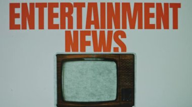 Gri arka planda Entertainment News yazıları. VHS efektli klasik televizyonun görüntüsüyle grafiksel sunum. Eğlence konsepti.
