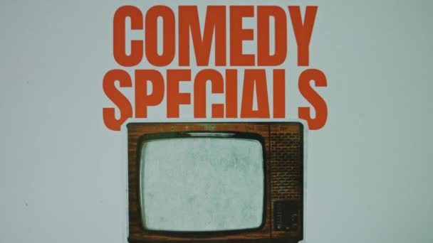 コメディは ヴィンテージTvセットのイメージを持つ灰色の背景に碑文を特集しています テレビへのVhs効果 グラフィックプレゼンテーション エンターテインメントコンセプト — ストック動画