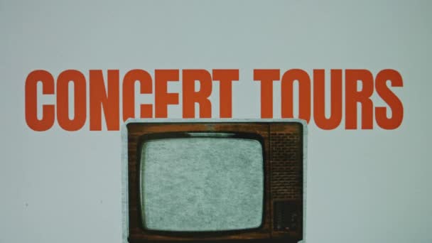 テレビでVhs効果のジャンプビンテージテレビセットの画像と灰色の背景のコンサートツアー グラフィックプレゼンテーション エンターテインメントコンセプト — ストック動画