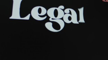 Siyah arka planda yasal etik yazıları, grafik sunumu. Hukuki kavram.