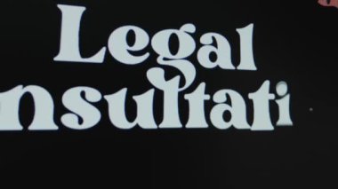 Siyah arkaplan üzerine yasal danışmanlık yazısı, grafik sunumu. Hukuki kavram.