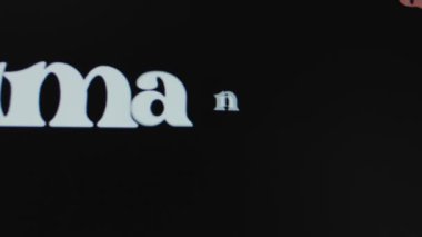 Siyah arka planda insan hakları yazıları, grafik sunumu. Hukuki kavram.