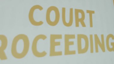 Mahkeme, beyaz arkaplandaki yazıyı işleme koyuyor. İnsan yüzü çizimleri olan grafiksel bir sunum. Hukuki kavram.