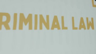Beyaz arka planda ceza hukuku yazılı. Çerçevelerde insan portreleri çizilmiş grafiksel bir sunum. Hukuki kavram.