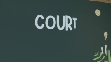 Mahkeme tebeşir tahtası arkaplanındaki yazıyı işleme koyuyor. Çizilmiş öğretmen ve öğrencinin karatahtanın önünde durmasının grafiksel sunumu. Hukuki kavram.