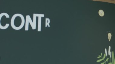 Yeşil karatahta arka planında sözleşmeli kanun yazıları var. Öğretmenin öğrenci çizimlerini öğrettiği grafiksel bir sunum. Hukuki kavram.
