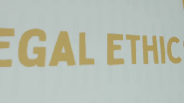 Inscrição Ética Legal Fundo Branco Apresentação Gráfica Com Desenhos Rostos — Vídeo de Stock