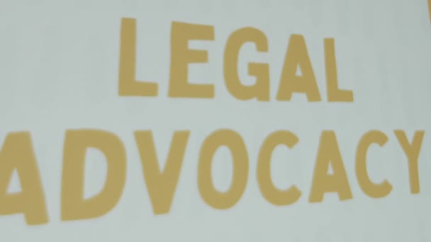 Napis Legal Advocacy Białym Tle Graficzna Prezentacja Rysunkami Ludzkich Twarzy — Wideo stockowe