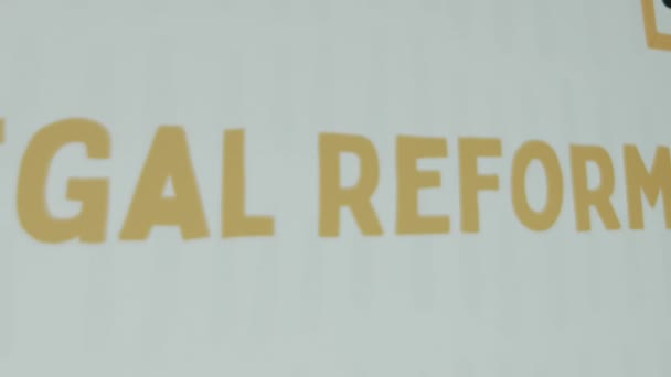 Jogi Reform Felirat Fehér Háttéren Grafikus Bemutató Afro Amerikai Emberek — Stock videók
