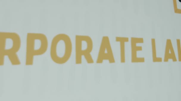 Надпись Корпоративного Права Белом Фоне Графическая Презентация Нарисованными Портретами Афроамериканцев — стоковое видео