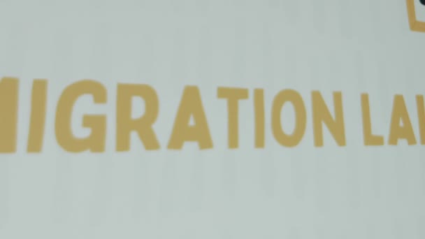 Invandringsrätt Inskription Vit Bakgrund Grafisk Presentation Med Tecknade Porträtt Afro — Stockvideo