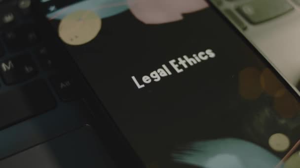 Právní Etický Nápis Obrazovce Chytrého Telefonu Grafická Prezentace Černém Pozadí — Stock video
