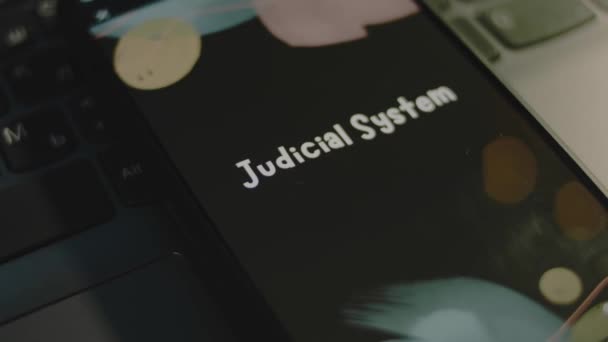 Судова Система Напис Екрані Смартфона Графічна Презентація Чорному Тлі Боке — стокове відео