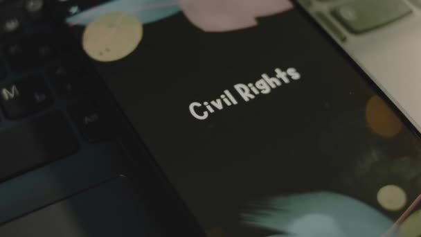 Akıllı Telefon Ekranında Insan Hakları Yazıları Var Bokeh Işıklarıyla Siyah — Stok video