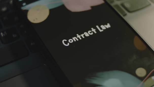 Contract Law Inscriptie Smartphone Scherm Grafische Presentatie Zwarte Achtergrond Met — Stockvideo