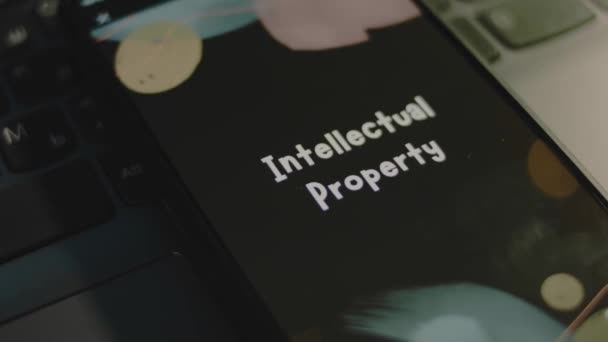 Intellectual Property Inscription Pada Smartphone Screen Presentasi Grafis Pada Latar — Stok Video