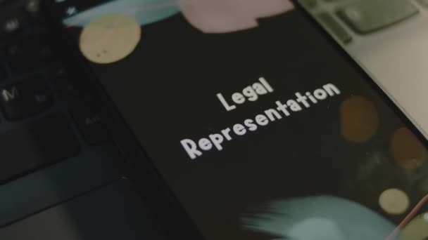 智能手机屏幕上的法律代理注册 黑色背景上的图形演示与Bokeh灯 法律概念 — 图库视频影像
