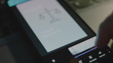 Akıllı telefon ekranında yasal sistem yazıları var. Yargı sisteminin sembolü olarak, açık mavi arkaplan üzerine grafiksel sunum. Hukuki kavram.