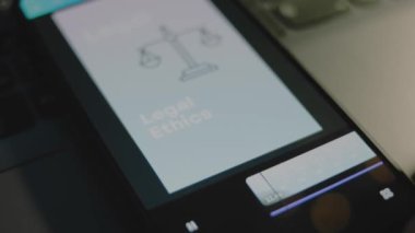 Akıllı telefon ekranında yasal etik yazıları var. Yargı sisteminin sembolü olarak, açık mavi arkaplan üzerine grafiksel sunum. Hukuki kavram.