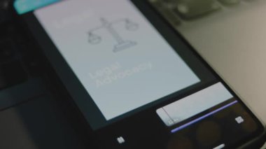 Akıllı telefon ekranında yasal avukatlık yazıları var. Yargı sisteminin sembolü olarak, açık mavi arkaplan üzerine grafiksel sunum. Hukuki kavram.