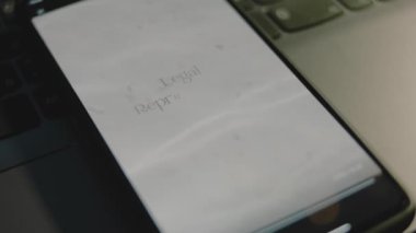 Akıllı telefon ekranında yasal temsil yazıları var. Deniz suyu dalgaları ve beyaz kum manzaralı grafiksel sunum. Hukuki kavram.