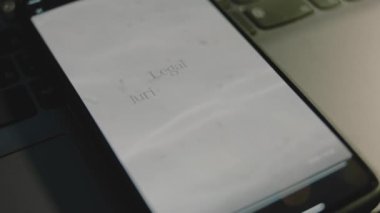 Akıllı telefon ekranında hukuki yargı sağduyulu yazılar var. Güneşli bir günde berrak su dalgalarıyla grafiksel sunum. Hukuki kavram.
