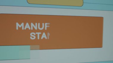 Renkli boşluklara ayrılmış sayfadaki Standart yazıtlar üretiliyor. Grafik sunumu. Üretim kavramı.