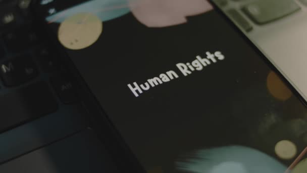 Menschenrechtsinschrift Auf Dem Smartphone Bildschirm Grafische Darstellung Auf Schwarzem Hintergrund — Stockvideo