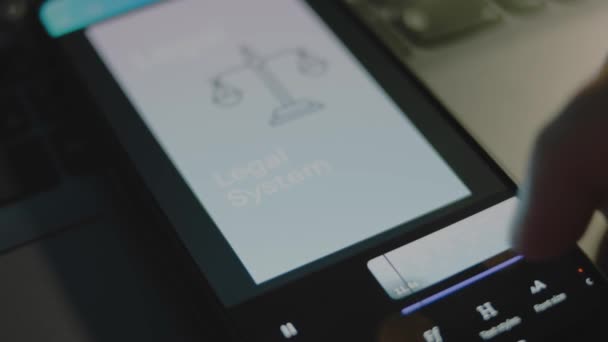 Akıllı Telefon Ekranında Yasal Sistem Yazıları Var Yargı Sisteminin Sembolü — Stok video