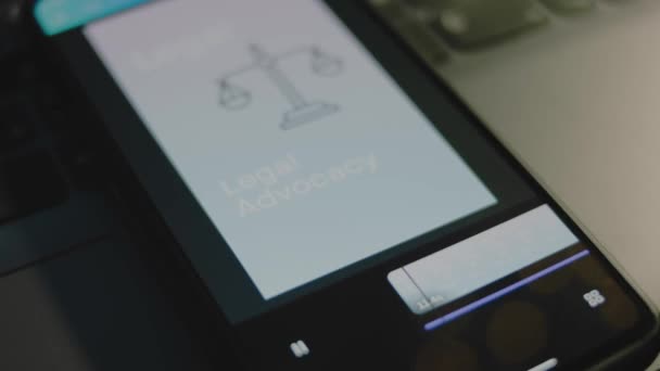 スマートフォン画面上の法的アドボカシーの碑文 司法制度のシンボルとしてスケールを持つライトブルーの背景に関するグラフィックプレゼンテーション 法律コンセプト — ストック動画