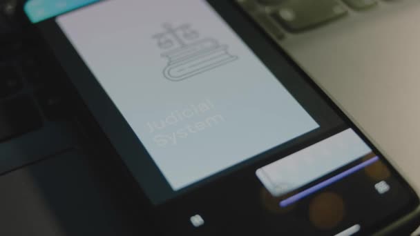 Rettslig Systeminnskrift Smarttelefonskjermen Grafisk Presentasjon Lyseblå Bakgrunn Med Scales Justice – stockvideo