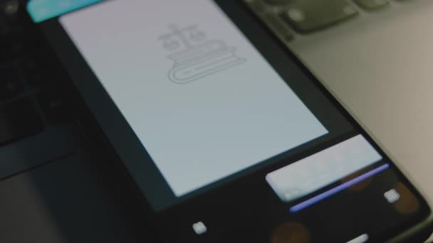 Inskrypcja Własności Intelektualnej Ekranie Smartfona Graficzna Prezentacja Jasnoniebieskim Tle Skalami — Wideo stockowe