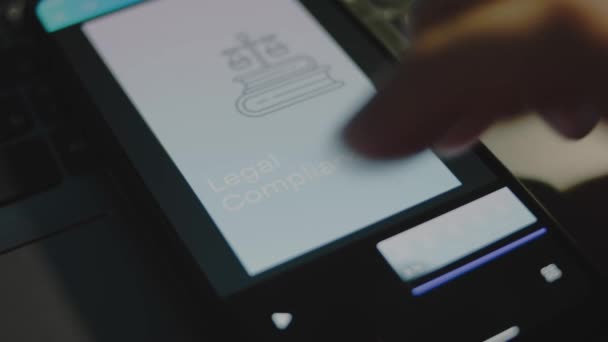 Akıllı Telefon Ekranında Yasal Uyum Yazısı Var Açık Mavi Zemin — Stok video