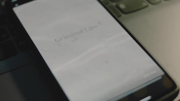 Napis Prawa Karnego Ekranie Smartfona Graficzna Prezentacja Pokojowym Widokiem Fal — Wideo stockowe